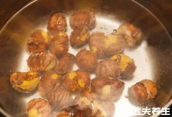 板栗怎么去皮和壳,选择合适的品种/划个口子用开水煮