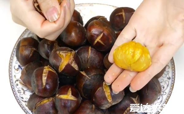 板栗怎么煮好吃好剥壳,加糖加油法/热胀冷缩法(板栗煮之前划小口)