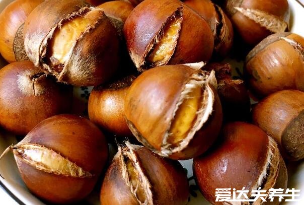 板栗怎么煮好吃好剥壳,加糖加油法/热胀冷缩法(板栗煮之前划小口)