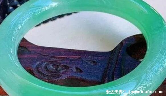 帝王绿翡翠多少钱一克,千元不等/手镯可达千万(极品中的极品)