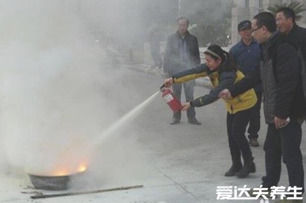 灭火器的使用五个步骤,熟记5字口诀看/提/拔/瞄/压