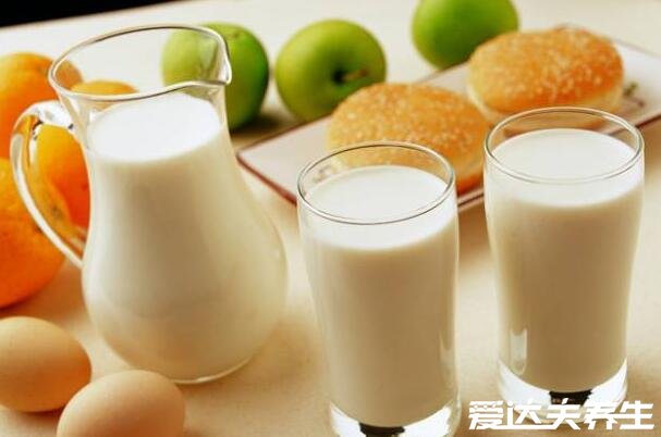 牛奶什么时候喝最好,早餐/下午/睡前/出厂一个月内(附功效)