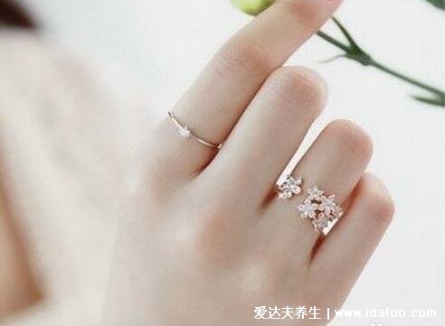 女生戒指的戴法和意义图解,戴小指上代表单身/离异/不婚族