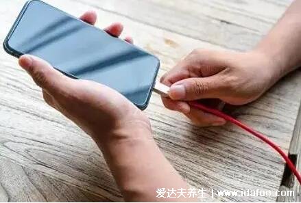 手机爆炸前兆是什么,发热发烫/自己总重启/不能充电/电池鼓起有液体