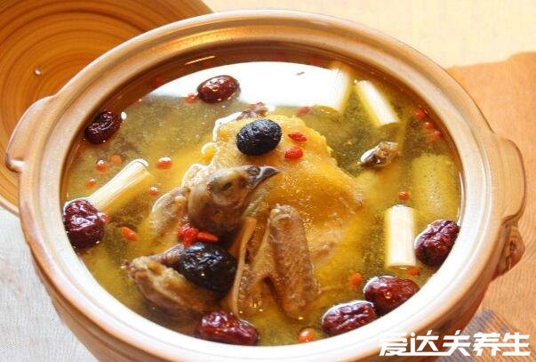 乌鸡汤怎么炖最有营养,刚杀的活鸡先冷冻再焯水/冷水下锅(5个细节)