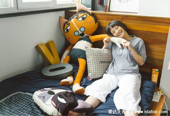 8种东西别放床头会招鬼,早起必备的闹钟千万别放床头