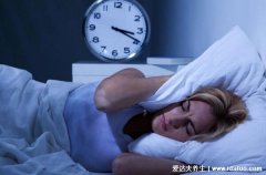 60秒快速入睡小窍门，1分钟立马睡着的方法