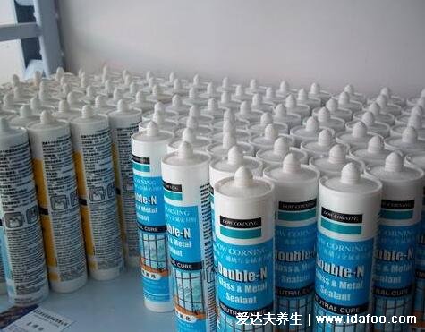 玻璃胶有毒吗对人体有什么危害,醇型中性胶固化过程可释放甲醛