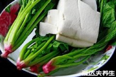 菠菜和豆腐能一起吃吗,能但菠菜需要焯水