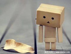 不喜欢一个人的表现，态度冷淡还会躲避对