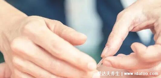 打嗝最快方法止嗝,按压手指快速止隔还可按摩(5个小方法)