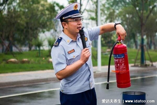 干粉灭火器多长时间检查一次,每月外观检查(压力表指针低绿线要维修)