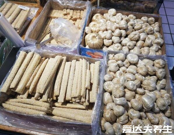 歌谣二十三糖瓜粘的寓意,是北方小年用芝麻糖祭灶求福的习俗