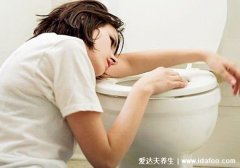 缓解孕吐的10个小窍门，可以按摩足三里(口