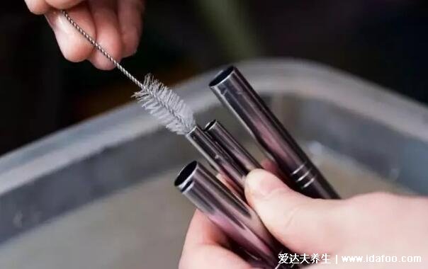 尽量不要用玻璃吸管,不用太过紧张极少有伤害胃肠的情况