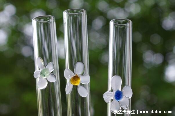 尽量不要用玻璃吸管,不用太过紧张极少有伤害胃肠的情况