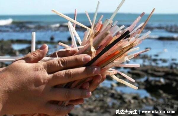 尽量不要用玻璃吸管,不用太过紧张极少有伤害胃肠的情况