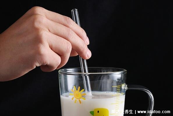 尽量不要用玻璃吸管,不用太过紧张极少有伤害胃肠的情况