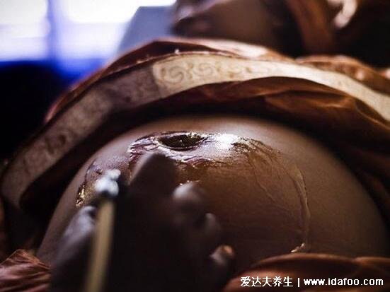 男女割礼是怎么一回事，割除部分生殖器官十分残忍(附真实视频)