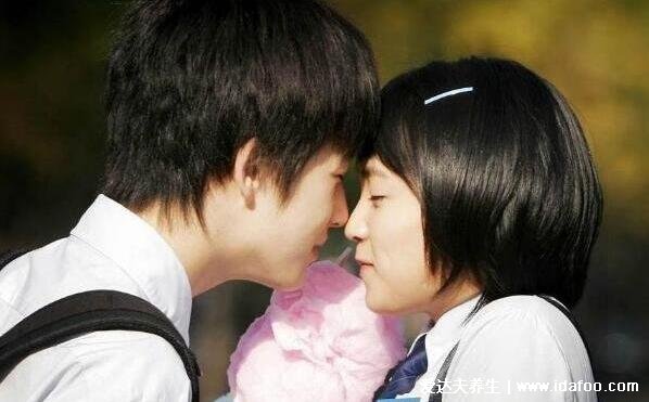 男人吻你脖子代表什么,暧昧上头想试探能否进行下一步