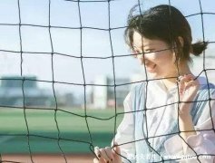 男生掩饰暗恋你的表现,表现淡定不敢正面