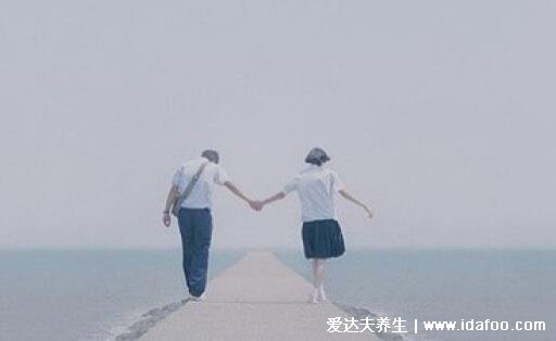 男生掩饰暗恋你的表现,表现淡定不敢正面看你(5个表现)