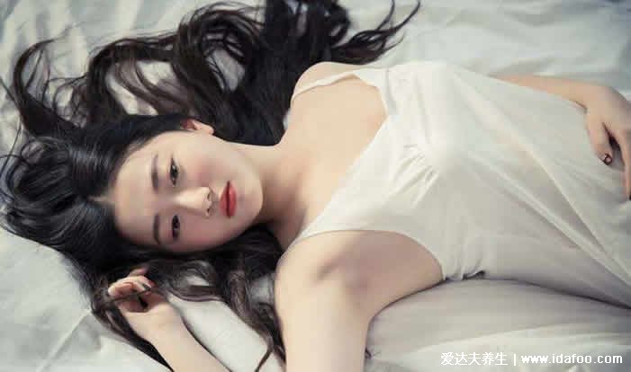女生怎么自己动手安慰自己,女孩子被窝里如何高C方法和教程