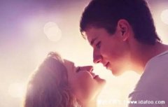 亲嘴为什么要伸舌头，一接吻就伸舌头的人