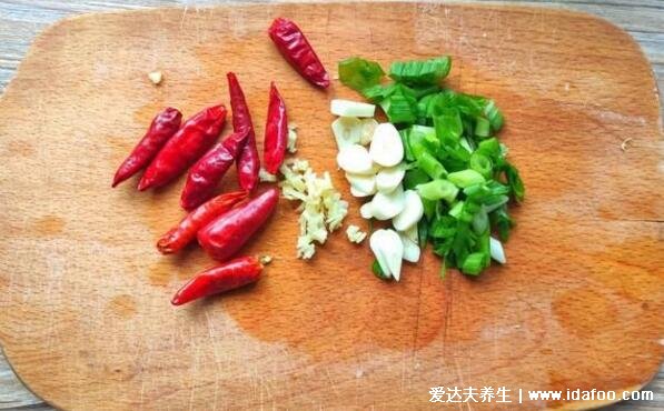 切完辣椒后手很辣怎么办快速缓解灼痛感,用醋或酒精洗手超有效