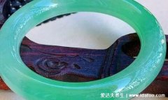 三种女人不适合戴翡翠，经常化妆的人要注