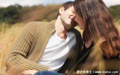 为什么男生接吻时候手不老实，男生接吻时