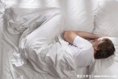 腰间盘突出正确睡姿图，侧卧的婴儿睡姿有