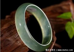 一般的玉手镯卖多少钱，瓷地翡翠玉镯价格