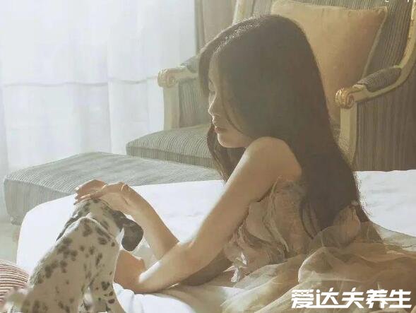 怎么看出两个人睡过了,长时间呆在一起必有眼神和小动作交流