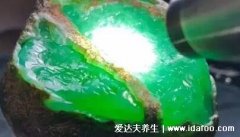 怎样购买翡翠毛料，上品灯光照射晶体通透