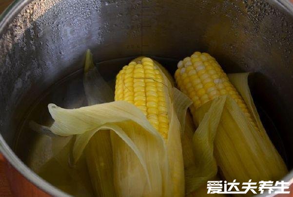 煮玉米需要多长时间,甜玉米冷水煮开后再煮15分钟(附技巧)