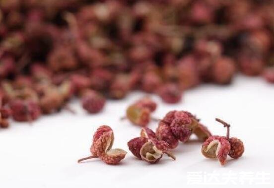 花椒贴肚脐眼正确贴法,搭配桂圆/艾绒效果更佳(附花椒的用法)