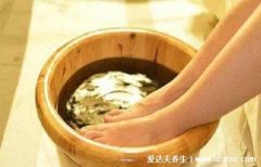 泡脚用什么把体内的寒气和湿气排出，可放