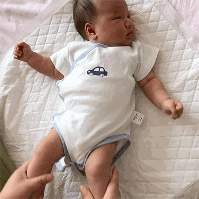 新生儿肠胀气的症状和缓解办法,注意喂奶之后要拍嗝(4招超管用)