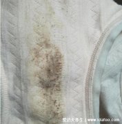 长了阴虱虫内裤的图片，内裤上有铁锈样粉