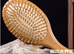 八个方法让头发变浓密，使用气垫按摩梳生