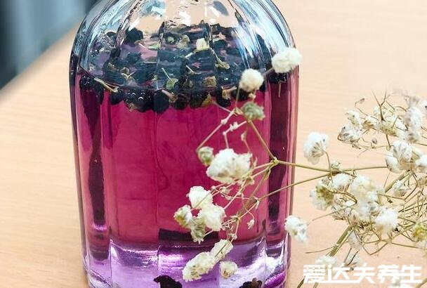 黑枸杞泡水喝的正确方法,400毫升60度以下的温水泡15粒最佳