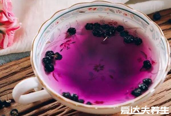 黑枸杞泡水喝的正确方法,400毫升60度以下的温水泡15粒最佳