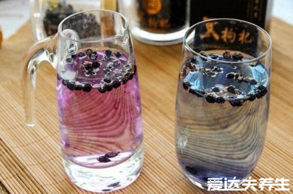 黑枸杞泡水喝的正确方法,400毫升60度以下的温水泡15粒最佳