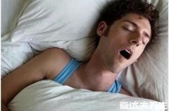 女生防止打呼噜小窍门,选择合适的枕头侧