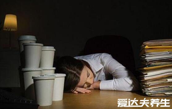 趴着睡觉有什么坏处,不仅影响视力甚至会导致性功能下降