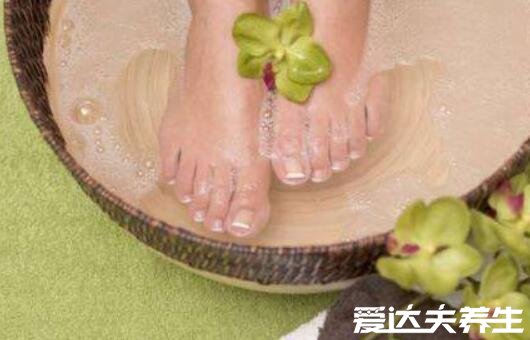 盐水泡脚有什么好处,消炎杀菌多年脚气有救了