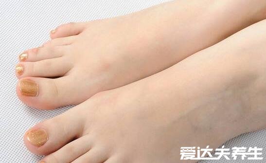 盐水泡脚有什么好处,消炎杀菌多年脚气有救了