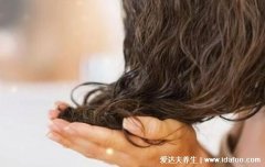 怎么让头发蓬松，试试塑料梳子/蜜粉等方法