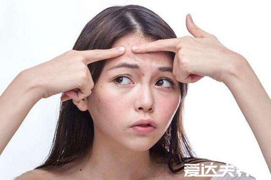 眉心长痘痘是什么原因，很可能是心脏活力减弱造成的
